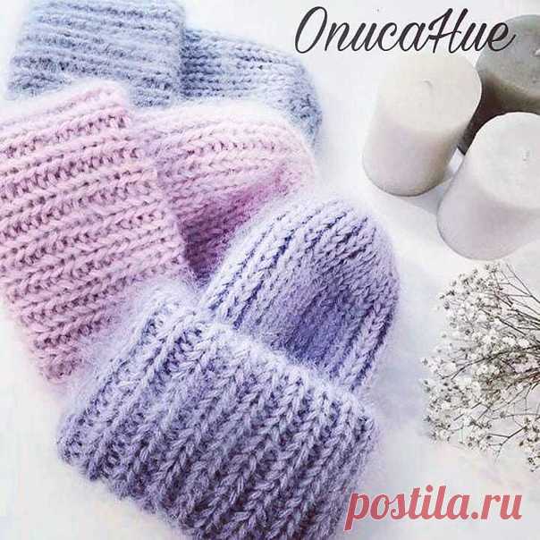 Шапка ТакОри
⠀
Описание на обхват головы 57 см
⠀
Вяжут обычно из пушистой пряжи, мохера, но вы можете взять любую 240м/100г
Плотность: 10 петель= 9 см, спицы 4,5
⠀
Вяжем сверху вниз
Набираем 7 петель, смыкаем в круг.
Осталось 6 петель.
Распределяем их на 3 спицах.
Цепляем маркер, обозначая начало ряда.
Вяжем пока только лицевые петли.
В каждом втором ряду будем прибавлять по 6 петель, провязывая из одной лицевой петли две: одну за заднюю стенку, вторую — за переднюю.
⠀
Ког...