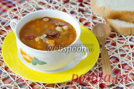 Суп с колбасками и красной фасолью