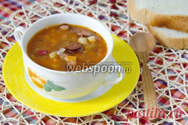 Суп с колбасками и красной фасолью