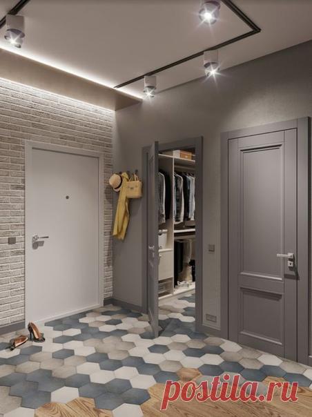 Коридор просторный и светлый. Зону у двери решили оформить плиткой сотами.