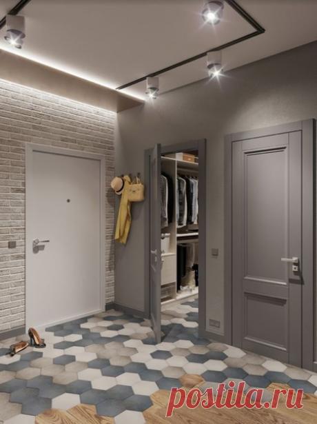 Коридор просторный и светлый. Зону у двери решили оформить плиткой сотами.