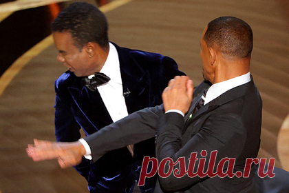 Уилл Смит ударил Криса Рока во время «Оскара». Американский актер Уилл Смит во время церемонии вручения премии «Оскар» ударил ведущего, комика Криса Рока. Отмечается, что причиной конфликта стала шутка о прическе жены артиста Джады Пинкетт-Смит. Известно, что супруга Смита страдает аутоиммунным заболеванием и у нее выпадают волосы.