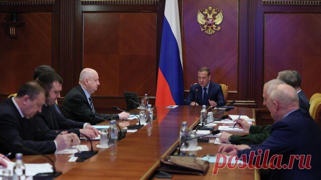 Более 400 тысяч военнослужащих прибыли в воинские части, заявил Медведев