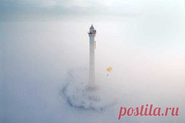 Парашютист над Финским заливом. Автор фото: Виктор Сухоруков.