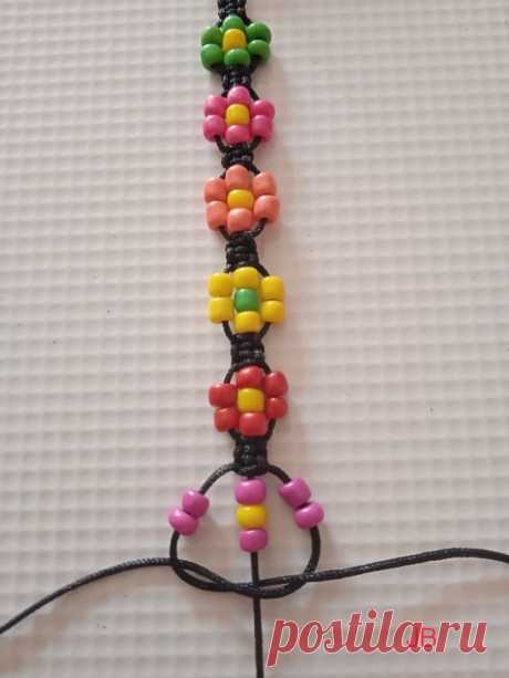 Pulsera con flores con nudo plano