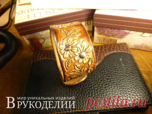 Цветочный кожаный браслет в технике шеридан