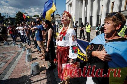 На Украине увидели шаги к уголовному преследованию всех русскоговорящих. Киев близок к тому, чтобы начать уголовное преследование всех говорящих на русском языке, предупредил постпред России при ОБСЕ Александр Лукашевич. Он рассказал, что положение национальных меньшинств на Украине продолжает стабильно ухудшаться, а нарушения прав этнических групп сопровождаются ростом неонацизма.