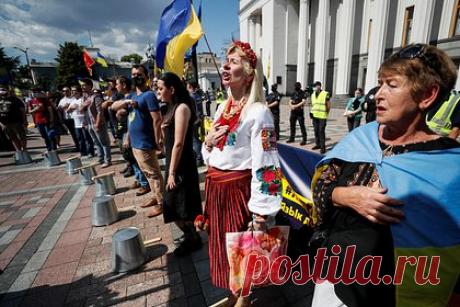 На Украине увидели шаги к уголовному преследованию всех русскоговорящих. Киев близок к тому, чтобы начать уголовное преследование всех говорящих на русском языке, предупредил постпред России при ОБСЕ Александр Лукашевич. Он рассказал, что положение национальных меньшинств на Украине продолжает стабильно ухудшаться, а нарушения прав этнических групп сопровождаются ростом неонацизма.