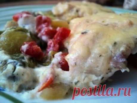 Куриная грудка, запеченная с овощами.
