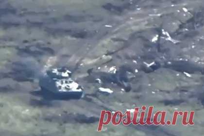 ВС России ударили по прибывшим на поле боя военным ВСУ и попали на видео. Telegram-канал «Военный осведомитель» опубликовал кадры, на которых можно увидеть удары ВС России по позициям Вооруженных сил Украины на поле боя. На видео попал эпизод высадки бойцов ВСУ из боевой машины пехоты M2 «Брэдли». Сразу после этого ВС России открыли по ним огонь.