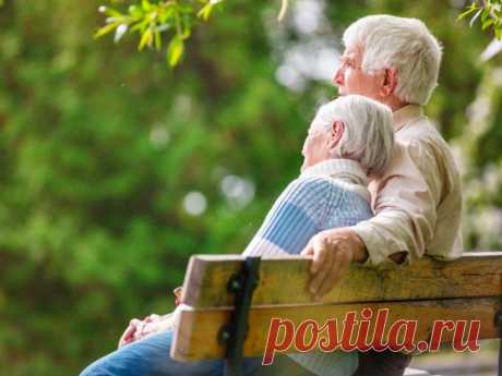 Пенсия после 80-летнего возраста Согласно закону РФ граждане перешагнувшие рубеж 80-летнего возраста и попадающие под дополнительные условия имеют право на надбавку к пенсии.