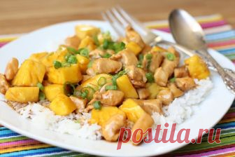 Рецепт по мотивам азиатской кухни -  Курица с ананасами Сладковатый вкус ананасов прекрасно сочетается с куриными грудками в соевом соусе.