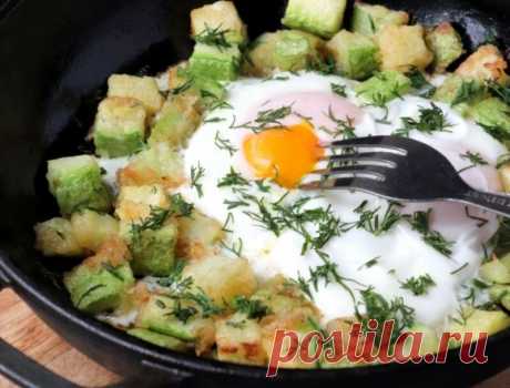 Яичница с кабачками на сковороде Яичница с кабачками - сытный и вкусный завтрак для всей семьи. Добавьте к яичнице кабачки, блюдо заиграет совершенно по-новому.