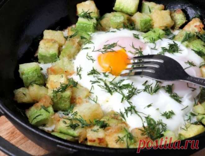 Яичница с кабачками на сковороде Яичница с кабачками - сытный и вкусный завтрак для всей семьи. Добавьте к яичнице кабачки, блюдо заиграет совершенно по-новому.