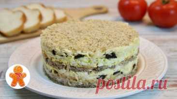 Слоеный салат 2 банки сайры крупное яблоко 6 вареных яиц небольшая луковица 100 г чернослива 50 г грецких орехов 200 г полутвердого сыра майонез