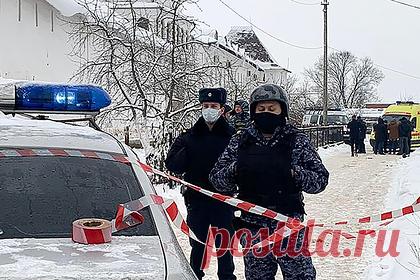 Появились новые подробности об устроившем взрыв в подмосковном монастыре. Бывший выпускник гимназии Александр Слонов считает, что устроившего взрыв в Серпуховском женском монастыре подростка родители могли отправить туда на перевоспитание. Он отметил, что никаких неприятных воспоминаний об учебе у него нет. Взрыв в Серпуховском женском монастыре произошел утром, 13 декабря.
