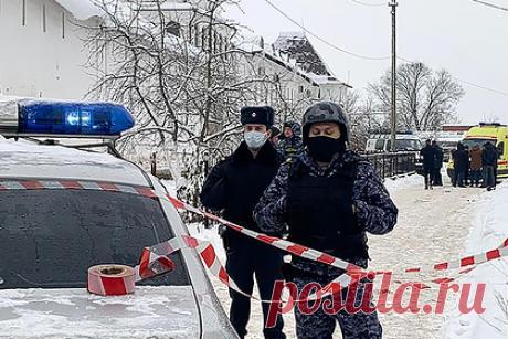 Появились новые подробности об устроившем взрыв в подмосковном монастыре. Бывший выпускник гимназии Александр Слонов считает, что устроившего взрыв в Серпуховском женском монастыре подростка родители могли отправить туда на перевоспитание. Он отметил, что никаких неприятных воспоминаний об учебе у него нет. Взрыв в Серпуховском женском монастыре произошел утром, 13 декабря.