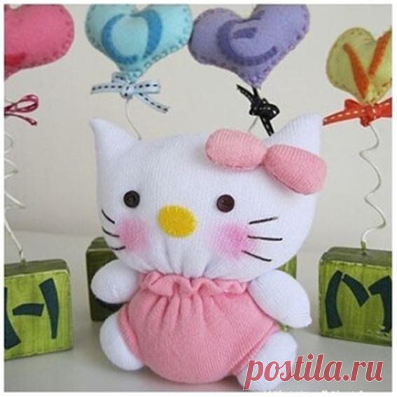 ​Кошечка Хеллоу Китти из носков, потерявших пару Кошечка Хеллоу Китти из носков, потерявших паруСеренькая кошечкаСела у окошечка,Хвостиком виляла,Деток поджидала:«Детки мои, детки,Детки-непоседки,Хватит вам резвиться,Спать пора ложиться».С. Погореловский