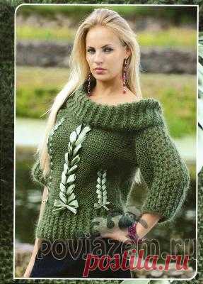 Женский свитер спицами украшенный косами из лент