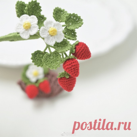 Земляника, связанная крючком