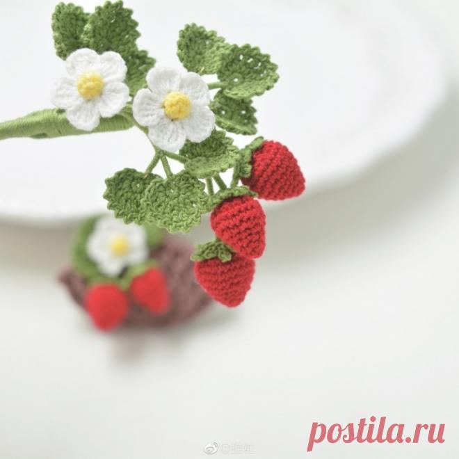 Земляника, связанная крючком