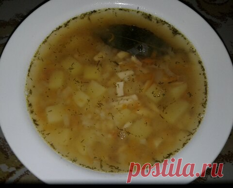 ГОРОХОВЫЙ СУП С РИСОМ И КОПЧЁНЫМ КАЛЬМАРОМ. Автор фото-рецепта Лелия Татищева. На 3-литровую кастрюлю:
1 стакан гороха, 2 ст.л. риса, картофелина (1 крупная или 2 небольших), луковица, небольшая морковка, 100-150г копчёного кальмара, лавровый лист, соль, душистый перец горошком, чёрный перец молотый, зелень, растительное масло.

Сварить предварительно замоченный горох (можно не замачивать, но тогда вариться будет дольше). Когда горох разварится, посолить, добавить нарезанн...
