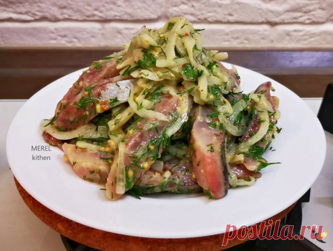 Когда хочется вкусной селёдки я мариную её особым способом «по-баварски». Мужчины особенно хвалят эту закуску из селёдки, делюсь | MEREL | KITCHEN | Яндекс Дзен