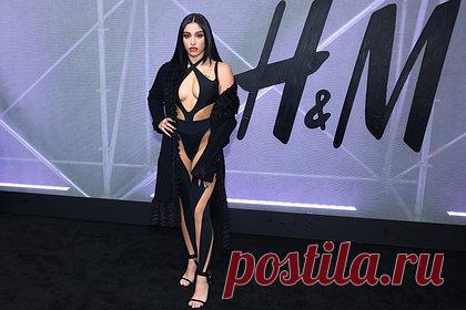 Дочь Мадонны пришла на модный показ в откровенном комбинезоне без нижнего белья. Дочь американской певицы Мадонны модель Лурдес Леон пришла на модный показ в откровенном образе. 26-летняя манекенщица посетила мероприятие, посвященное коллаборации брендов одежды H&M и Mugler. Для появления на публике она выбрала черный комбинезон с обнажающими тело вырезами.