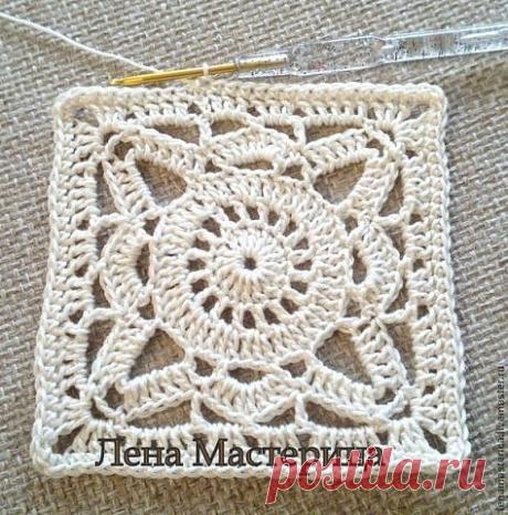 Мастер-класс: Квадратный мотив "Кружевной"

Ещё один замечательный урок от Елены Божковой, в котором мастерица показывает подробный пошаговый процесс вязания квадратных мотивов крючком. Мотивы в исполнении совсем не сложные, но выглядят очень эффектно! Из них можно связать что угодно: подушки, пледы, салфетки или даже одежду.