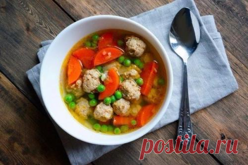 Прозрачный суп с фрикадельками.