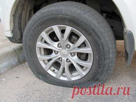 Проколол колесо, а запаски нет: что делать?