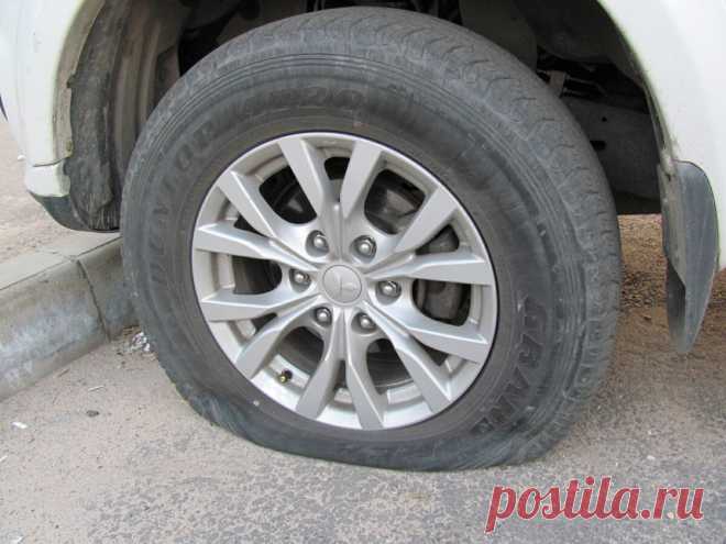 Проколол колесо, а запаски нет: что делать?