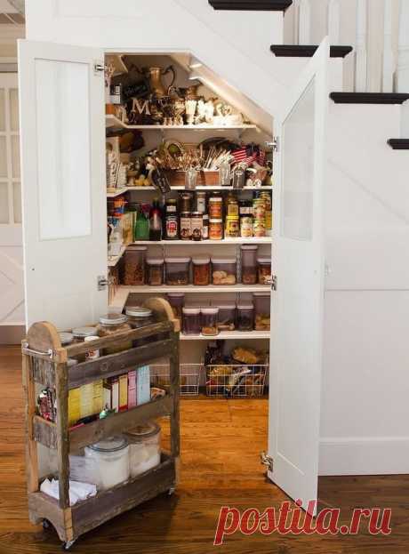 Чуланчик под лестницей