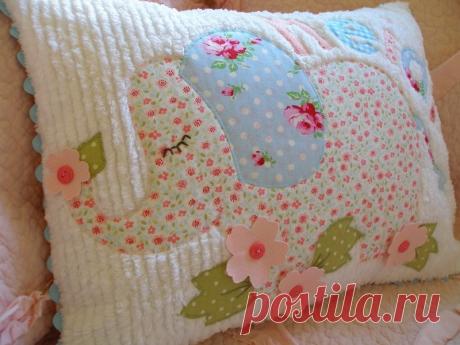 decorativo de la vendimia, almohadas y juguetes de los niños en la técnica de chenilla.
