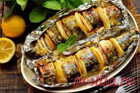 Скумбрия, запеченная в духовке в фольге😛 😛 😛

 Ингредиенты
Скумбрия 2 штуки
Лимон 1 штука
Лук репчатый 1 штука
Простокваша 1 столовая ложка
Любимые приправы (хмели сунели, укроп, петрушка, базилик) 1 чайная ложка
Поваренная соль 2 щепотки
Перец черный молотый 2 щепотки
Приготовление:
Сразу включаем греться духовку (200 градусов).
Разделываем рыбу (у меня 2 крупные тушки, общим весом 1 килограмм).
Свежемороженую оставляем на ночь в холодильнике (чтобы оттаяла), затем отр...