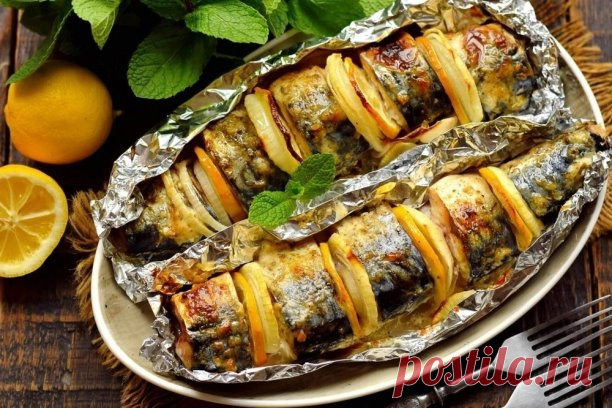 Скумбрия, запеченная в духовке в фольге😛 😛 😛

 Ингредиенты
Скумбрия 2 штуки
Лимон 1 штука
Лук репчатый 1 штука
Простокваша 1 столовая ложка
Любимые приправы (хмели сунели, укроп, петрушка, базилик) 1 чайная ложка
Поваренная соль 2 щепотки
Перец черный молотый 2 щепотки
Приготовление:
Сразу включаем греться духовку (200 градусов).
Разделываем рыбу (у меня 2 крупные тушки, общим весом 1 килограмм).
Свежемороженую оставляем на ночь в холодильнике (чтобы оттаяла), затем отр...
