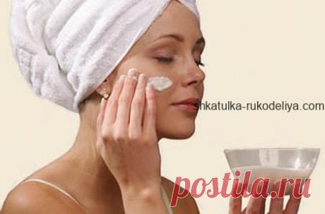 Домашние средства для сухой кожи Маска для лица Приготовьте специальную маску из яичных желтков, апельсинового сока, оливкового масла и сока лайма. Соедините в миске ингредиенты в правильных пропорциях – 1 яичный желток, по …