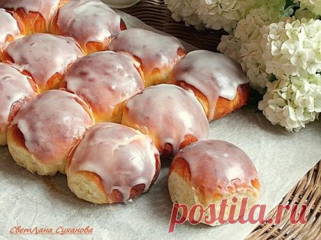 Булочки с помадкой

Булочки получились просто чудесные, воздушные, с ароматной помадкой, ешь и хочется ещё и ещё.
Тесто:
250 мл.теплого молока
2 яйца небольших 100 г сливочного масла мягкого
100 г сахара
1 ч. ложка соли (без горки) 8 г сухих дрожжей
650-670 г муки пшеничной (просеянной) ванилин - по вкусу
Тесто месила в ХП, но можно и вручную это сделать. Разделить тесто на одинаковые кусочки. У меня вышло 30 булочек по 40 -42 грамма. Скатать в шарики, уложить булочки не д...