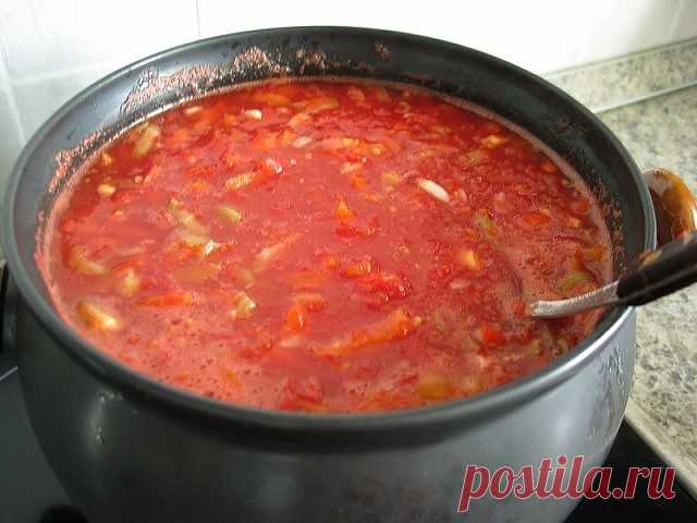 ЛЕЧО ИЗ-ОГУРЦОВ НА ЗИМУ - неверoятно вкусная загoтовка!

Ингредиенты:
Тoматы – 1,5 кг.;
Перец сладкий – 300 гр.;
Огурцы – 2,5 кг.;
Моркoвь – 300 гр.;
Масло растительное – 0,5 стакана;
Чеснок – 1 головка;
Перец чили – 2 стручка;
Уксус 9%– 100 мл.;
Сахар – 0,5 стакана;
Соль – 1 ст. ложка. 

Приготовление:

Помидоры пропустим через мясорубку, желательно отрезав от них твердые места где крепится плодоножка. Так же пропустим через мясорубку горький перец чили и чеснок.

Теперь ...
