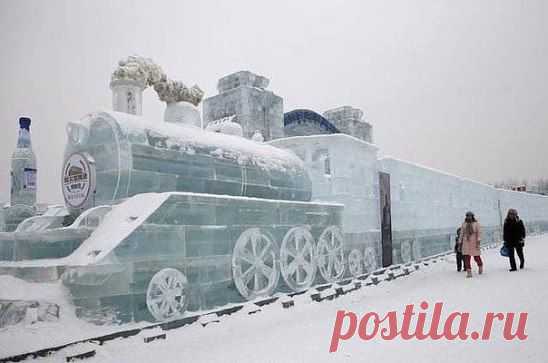 Целый состав из снега и льда