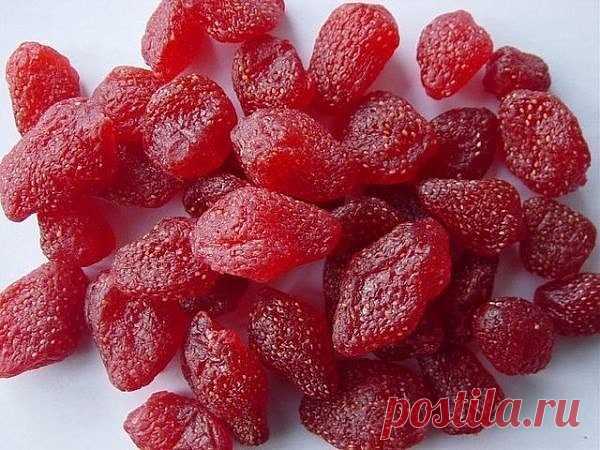 ЦУКАТЫ ИЗ КЛУБНИКИ.
.
1 кг клубники,
800 г сахара,
1 л воды.
Сахар растворить в воде и довести до кипения.

Приготовление:

Ягоды опустить в кипящий сироп и варить около 10 мин. Откинуть на дуршлаг и дать сиропу стечь.

После этого разложить клубнику на противне и поставить в духовку с температурой 35-45 градусов и держать там до тех пор, когда поверхность ягод хорошо подсушится, но при этом плоды не потеряют эластичности.

Готовые цукаты уложить в стеклянные стерилизованн...