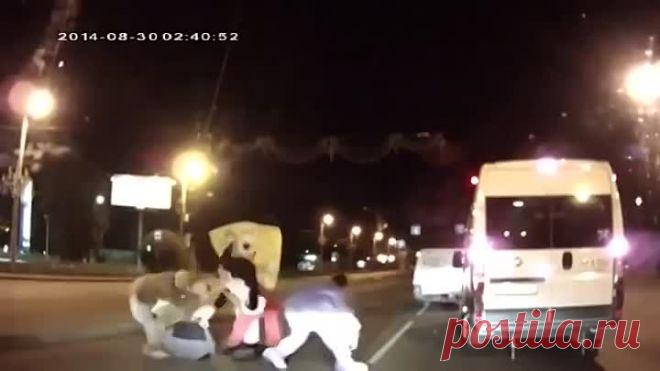 Чувак подрезал маршрутку, и не ожидал кто из неё выйдет разбираться