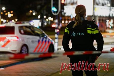 Изрезавшего ножом туриста мужчину отправили в тюрьму в Амстердаме. Мужчина сядет в тюрьму на 14 лет за нападение на британского туриста в Амстердаме. Суд столицы Нидерландов признал бельгийца Нонго Б. виновным в совершении преступления в 2022 году. Злоумышленник изрезал путешественника ножом и оставил его на темной лестнице в центре города.