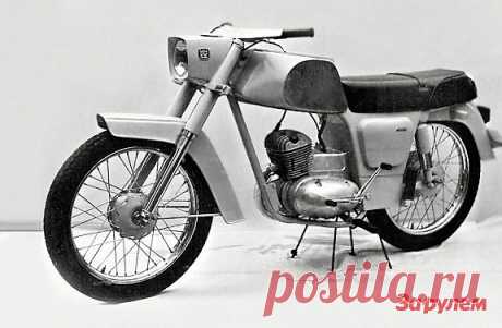 М-107 – следующая ступень «Полариса», 1969 год. Внешность, разработанная совместно с Минским филиалом ВНИИТЭ, еще сохраняет преемственность с экспериментальным М-106, но рама – традиционной конструкции. И эта модель так и не попала в серийное производство: авторы наконец-то заметили, что мировой дизайн давно шагает совсем другим путем.