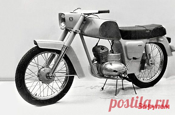 М-107 – следующая ступень «Полариса», 1969 год. Внешность, разработанная совместно с Минским филиалом ВНИИТЭ, еще сохраняет преемственность с экспериментальным М-106, но рама – традиционной конструкции. И эта модель так и не попала в серийное производство: авторы наконец-то заметили, что мировой дизайн давно шагает совсем другим путем.
