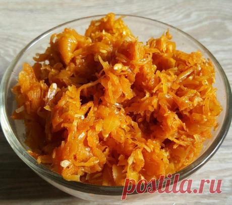 Если вы любите тушеную капусту, этот пост специально для вас.
Как приготовить её вкусно и быстро, и чтобы ещё полезно было?!
Вот вам ответ:

=Ингредиенты:
- капуста белокачанная 
- томатная паста
- куркума, соль, серый молотый перец 
- чеснок
- льняное семечко
- нерафинированное подсолнечное масло