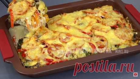 Вкусная минутка возвращается, и сегодня она представляет невероятно сытную, питательную и безумно аппетитную запеканку с куриным филе и овощами! Такое блюдо не оставит равнодушным никого, накормит до отвала и заставит попросить вас еще, еще и еще больше добавки. Попробуйте! Это очень просто и невероятно вкусно!