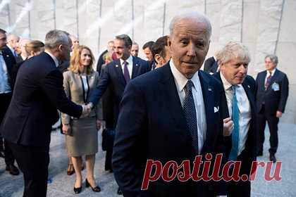 В кортеж Байдена кинули бутылку. Пьяный мужчина в Бельгии бросил стеклянную бутылку в сторону кортежа президента США Джо Байдена, когда он проезжал по центру Брюсселя. Полиция подтвердила инцидент и сообщила, что задержала правонарушителя. 23 марта президент США Джо Байден прибыл в Брюссель, где встретится с лидерами других стран-участниц НАТО.