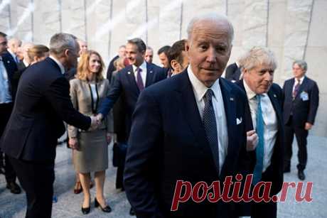 В кортеж Байдена кинули бутылку. Пьяный мужчина в Бельгии бросил стеклянную бутылку в сторону кортежа президента США Джо Байдена, когда он проезжал по центру Брюсселя. Полиция подтвердила инцидент и сообщила, что задержала правонарушителя. 23 марта президент США Джо Байден прибыл в Брюссель, где встретится с лидерами других стран-участниц НАТО.