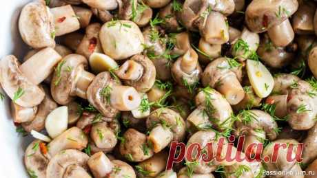 Маринованные шампиньоны - вкуснее, чем из супермаркета! Постный рецепт Маринованные шампиньоны быстрого приготовления - очень вкусно и просто. Постный рецепт&nbsp;Ингредиенты: Шампиньоны - 800 г.Вода очищенная - 1,5 лСоль - 1 ст.лЧерный перец горошком - 1 горстьЛавровый лист - 3 шт.Лук репчатый - 1 шт.Чеснок - 2 зубчикаУкроп, петрушка - 1/2 пучкаСахар - 1...
